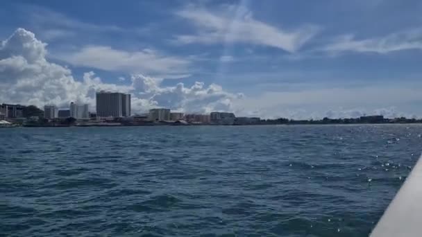 Ohromující Pohled Moře Pohybující Lodi Budov Pobřeží — Stock video