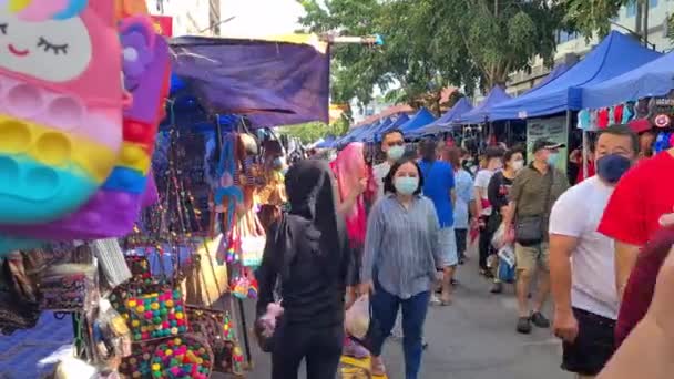 Mercado Lotado Com Barracas Coloridas Durante Dia — Vídeo de Stock