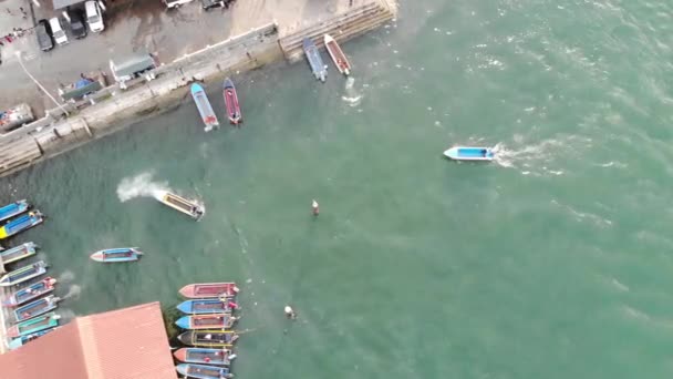 Verbazingwekkend Uitzicht Drone Van Boten Aankomen Verlaten Haven — Stockvideo