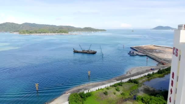 Prachtig Uitzicht Vanuit Lucht Helder Turquoise Zee Tropisch Land — Stockvideo