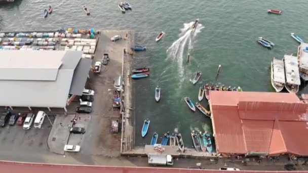 マレーシアの海港のドローンビュー 右へ左へ移動 — ストック動画
