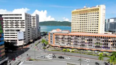 Deniz ve yeşillik çevresindeki modern binaların çarpıcı hava manzarası