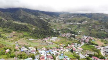 Kudasang Town Malezya 'daki yeşil yamaçtaki evlerin insansız hava aracı görüntüsü