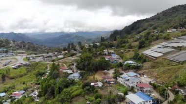 Yakınlardaki küçük evlerin insansız hava aracı manzarası güzel yeşil dağlar.