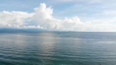 Bulutlu bir günde berrak ve sakin bir denizin güzel hava manzarası