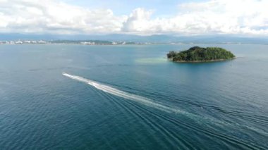 Sakin ve güzel denizde ilerleyen teknelerin kuş bakışı görüntüsü