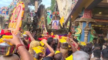 Thaipusam 'ı kutlayan gümüş süt kavanozları ve Kavadis ile Asyalı Hindu fanatikler