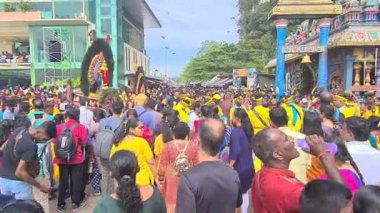 Hindu cemaati Thaipusam için Malezya tapınağında toplandı.