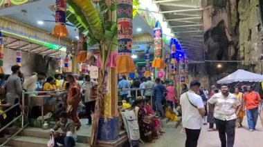 Thaipusam festivalinde Murugan tapınağı içindeki Hindu cemaati