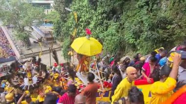 Batu mağaraları Malezya 'daki Murugan tapınağına doğru yürüyen Hindu kalabalığı