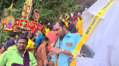 Thaipusam 'da davul çalan ve enstrüman çalan Hintli adamlar