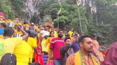 Hindular tapınağın merdivenlerinde yürüyorlar Thaipusam 'da gümüş sürahi süt taşıyorlar.