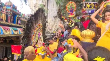 Tamil Hindular Thaipusam festivalinde gümüş sürahi süt taşıyor.