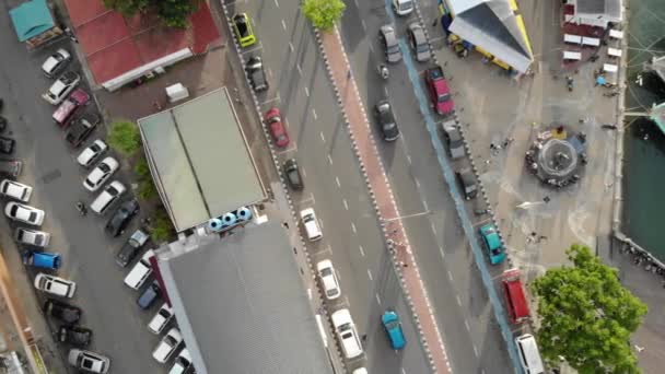 Pemandangan Udara Atas Mobil Yang Bergerak Jalan Dekat Pelabuhan Laut — Stok Video