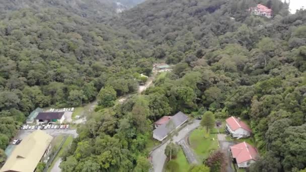 Drone Vista Pequeñas Casas Residenciales Entre Vegetación Densa — Vídeos de Stock