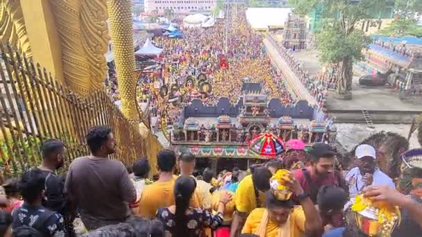 タイの祭りに山の洞窟でタミル ヒンドゥ教徒の信者の巨大な群衆 — ストック動画