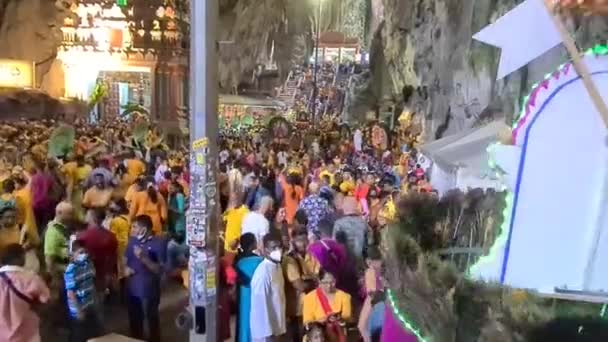 Asiatiska Hindu Anhängare Samlades Batu Grottor Templet Natten — Stockvideo