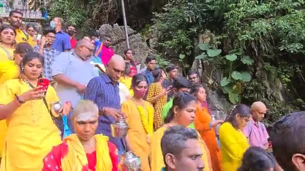Azjaci Wielbiciele Tradycyjnych Żółtych Sukienkach Spacerujących Schodach Świątyni Murugan — Wideo stockowe