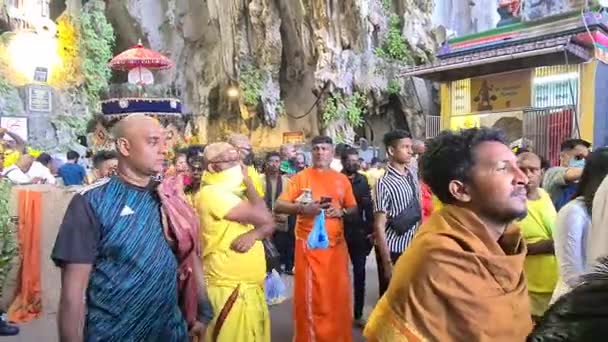 Azjatycki Hinduski Tłum Społeczności Jaskiniach Batu Świętować Thaipusam — Wideo stockowe