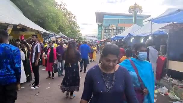 Asiático Hindu Homem Mulheres Chegando Batu Cavernas Para Celebrar Thaipusam — Vídeo de Stock