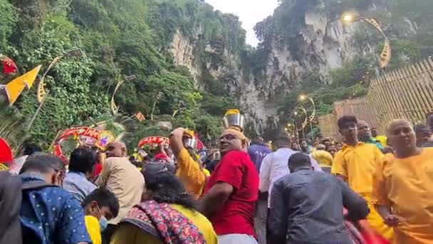 Ásia Hindu Homens Mulheres Escalando Fora Escadas Caverna Batu — Vídeo de Stock