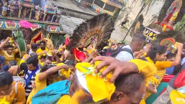 Азиатские Индусы Празднуют Фестиваль Тайпусана Малайзии — стоковое видео