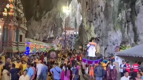 Asijské Hinduisté Shromáždili Batu Jeskyně Chrámu Noci — Stock video