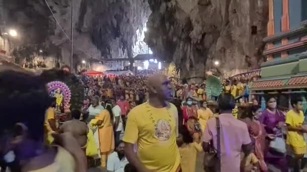 Ázsiai Hinduk Gyülekeztek Batu Barlangok Templomában Thaipusamon — Stock videók