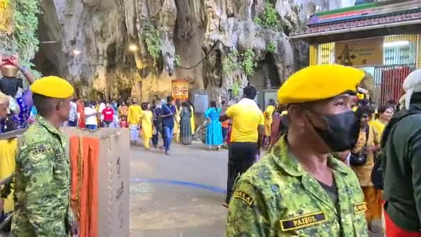 タイを祝うためにムルガン寺院に集まったアジア人の後ろ — ストック動画