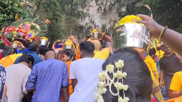 Hindu Asia Gua Batu Tropis Membawa Guci Susu — Stok Video