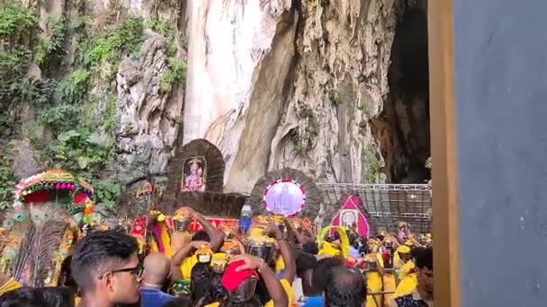 Piękne Kavadi Noszone Przez Hindusów Świątyni Murugan Malezji — Wideo stockowe