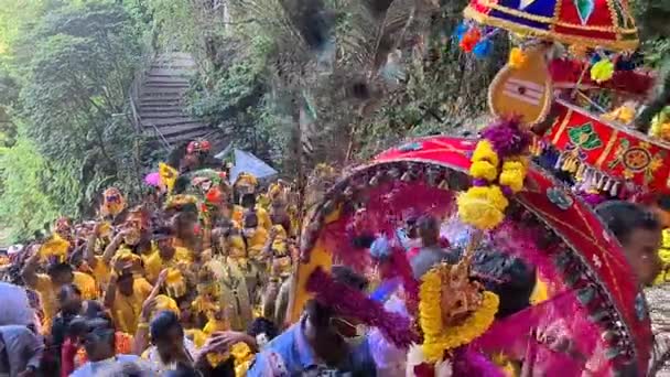 Gyönyörű Kavadi Hozta Hindu Séta Lépcsőn Murugan Templom Malajziában — Stock videók
