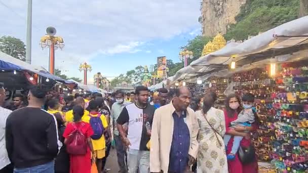 Hnědá Hinduistická Skupina Lidí Procházejících Jeskyních Batu — Stock video