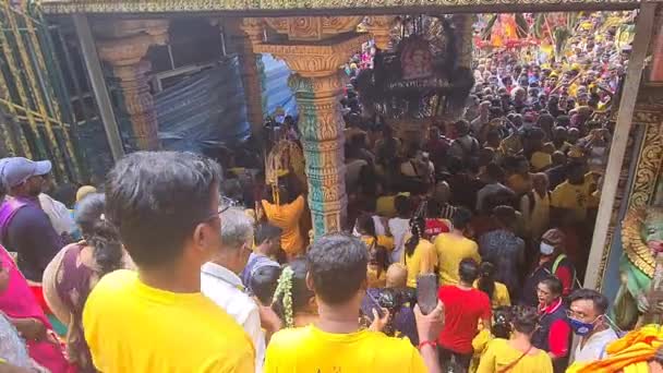 Tłum Hinduskich Wielbicieli Zebrał Się Pobliżu Świątyni Murugan Dla Thaipusam — Wideo stockowe