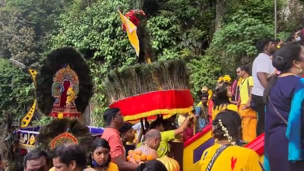 バトゥ洞窟のムルガン寺院の外のヒンズー教徒の信者の群衆 — ストック動画