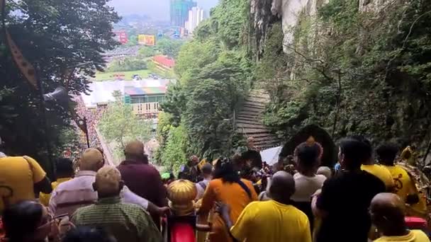 Tłum Hindusów Idzie Kierunku Świątyni Murugan Dla Thaipusam — Wideo stockowe