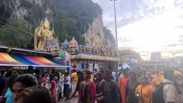 Murugan Tapınağı Dışında Hindu Cemaatinin Toplanması — Stok video