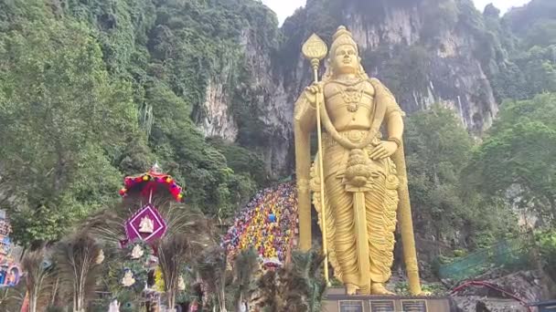 Gouden Standbeeld Van Murugan Batu Grotten Maleisië — Stockvideo