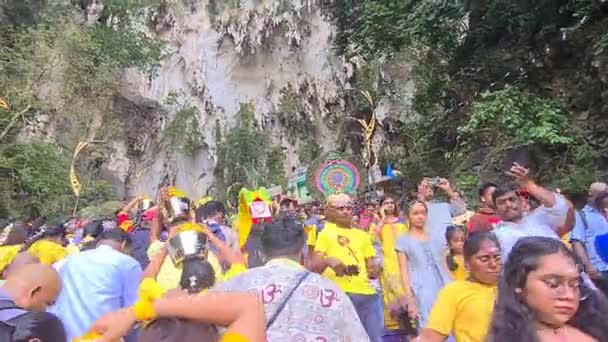 Hindu Gemeinde Feiert Thaipusam Tropischen Batu Höhlen — Stockvideo