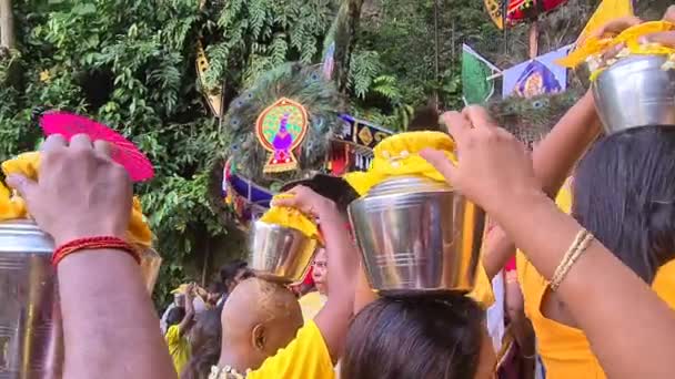 Hinduska Społeczność Świętuje Świątynię Thaipusam Murugan Jaskiniach Batu — Wideo stockowe