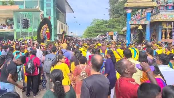印度教社区聚集在马来西亚Thaipusam寺庙 — 图库视频影像