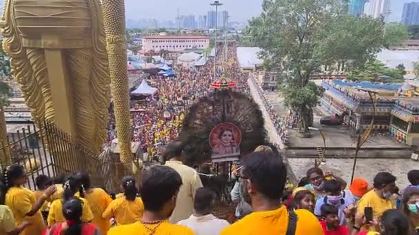 伝統的なカヴァディと寺院の階段を歩くヒンドゥ教徒のコミュニティ — ストック動画