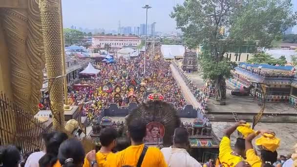Hinduska Społeczność Idzie Schodach Świątyni Niosąc Kavadi — Wideo stockowe