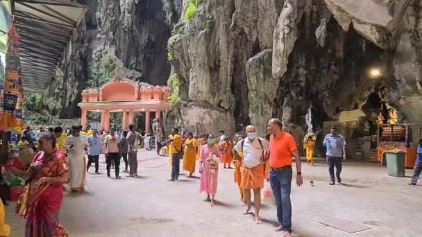 Comunidade Hindu Caminhando Dentro Templo Murugan Malásia — Vídeo de Stock