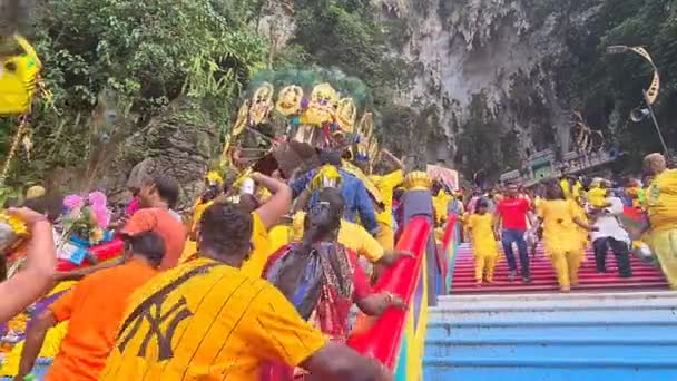 Folla Indù Cammina Verso Tempio Murugan Con Tradizionali Grandi Kavadi — Video Stock