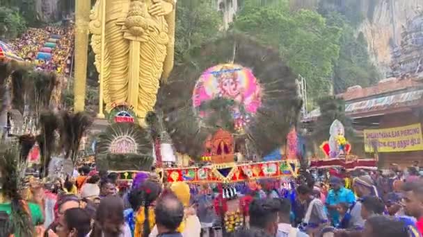 Hinduscy Wielbiciele Niosący Kavadi Okazji Festiwalu Thaipusam Malezji — Wideo stockowe