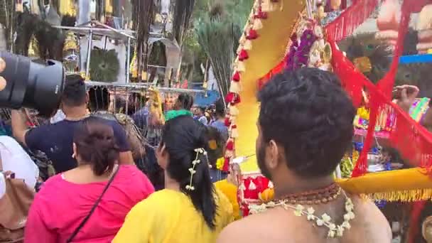 タイの祭りを祝うためにカヴァディを運ぶヒンズー教徒の信者 — ストック動画