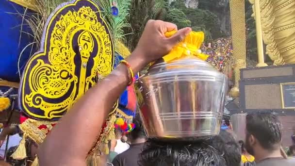 Devotos Hindúes Llevando Jarra Plata Leche Festival Thaipusam — Vídeos de Stock