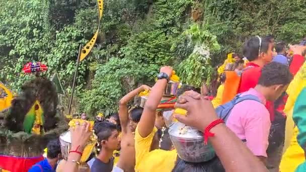 Ινδουιστές Πιστοί Μεταφέρουν Παραδοσιακά Kavadi Και Βάζα Γάλακτος Στις Σκάλες — Αρχείο Βίντεο