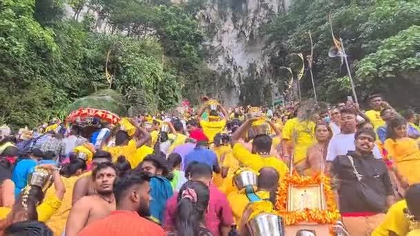 Hindu Anhänger Auf Der Tempeltreppe Mit Einem Riesigen Kavadi — Stockvideo